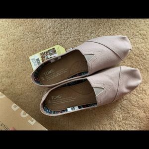 New! Toms classic beige canvas slip-on